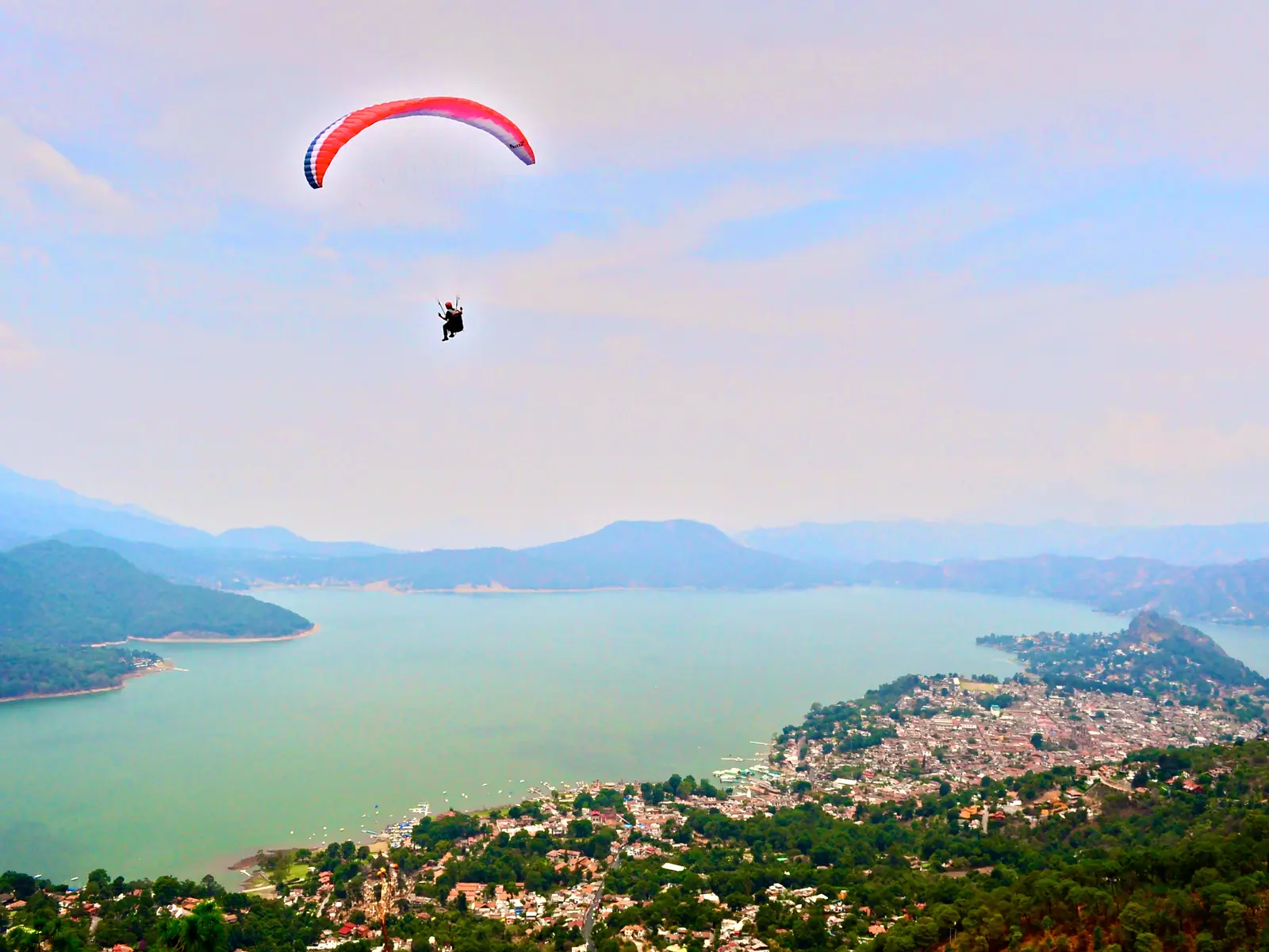 Parapente sobre el lago y el pueblo de Valle de Bravo